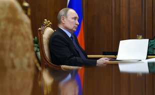 Vladimir Poutine au Kremlin lundi 5 avril 2021.