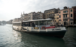 Un vaporetto, bus fluvial circulant à Venise (Italie). Illustration)