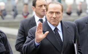 L'ex-chef du gouvernement italien Silvio Berlusconi, discret ces derniers mois, est revenu malgré lui sous les projecteurs lundi avec la révélation de nouveaux détails scabreux dans le Rubygate et le retour d'un témoin compromettant dans un autre scandale sexuel.