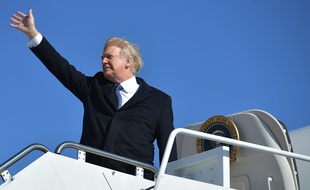 Donald Trump monte à bord d'Air Force One pour se rendre à Cincinnati, le 5 février 2018.