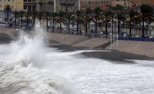 Éboulements multiples, coulées de boue, arbres arrachés, menaces d'avalanches : la Côte d'Azur était très perturbée vendredi par les intempéries, de la mer à la montagne.