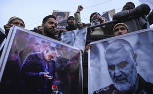 Des manifestants brandissent des photos de Soleimani en scandant des slogans contre les Etats-Unis et Israël, le 3 janvier 2020.