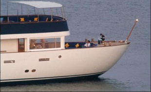 Le retour aux affaires de Nicolas Sarkozy s'est dessiné mardi tandis que la polémique enflait autour de ses luxueuses vacances à bord d'un yacht, au large de Malte.