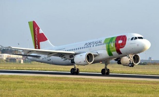 Un Airbus A319 de la compagnie aérienne portugaise TAP décolle de l'aéroport de Paris-Orly le 11 novembre 2009