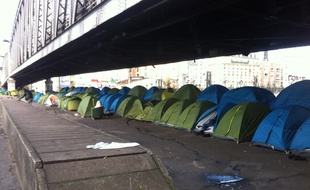 Une centaine de tentes, dans lesquelles dorment jusqu'à quatre réfugiés, sont installées sous une portion aérienne du métro de la ligne 2, près de la station La Chapelle, à Paris ce mardi 3 mars 2015.