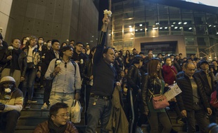 Devant l'péra Bastille à Paris, une manifestation a réuni environ 6.000 personnes pour demander la vérité sur les circonstances de la mort de Shaoyao Liu, tué par un policier.