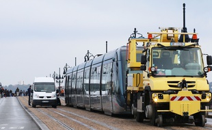 Pour des raisons inexpliquées, la rame de tramway a déraillé sur le pont de pierre.