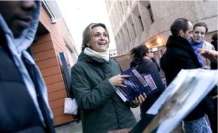 L'accueil était assez froid en gare d'Evry (en haut), où les militants UMP s'étaient pourtant déplacés en nombre. Valérie Pécresse doit concilier son agenda de ministre de la Recherche (au milieu) et ses rendez-vous de campagne (en bas).