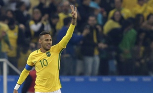 Neymar fête un but lors du match entre le Brésil et la Colombie aux JO le 13 août 2016.