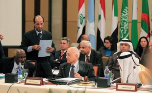 La Ligue arabe examine l'avenir de sa mission d'observation en Syrie, qui pourrait être prolongée d'un mois malgré les critiques grandissantes sur son incapacité à faire cesser les violences, marquées par la brève prise d'une ville proche de Damas par des déserteurs.