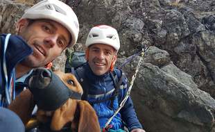 Les gendarmes du peloton de gendarmerie des Hautes-Pyrénées ont sauvé un chien de chasse coincé durant deux nuits en montagne. (Gendarmerie nationale)