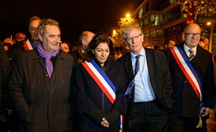 La maire de Paris, Anne Hidalgo (2ème G) et le maire de Saint-Denis, Didier Paillard (D) rendent hommage devant le Stade de France aux victimes des attentats du 13 novembre, le 19 novembre 2015