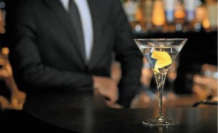 Le dry martini dans sa version Vesper, servi hier au bar de l'hôtel Burgundy à Paris.