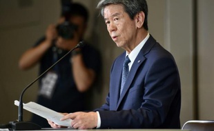 Hisao Tanaka, patron du conglomérat japonais Toshiba le 29 mai 2015 s'adresse à la presse au siège du groupe à Tokyo
