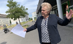 Catherine Trautmann, candidate PS aux élections municipales, dans le quartier du Neuhof à Strasbourg le 08 juin 2020.