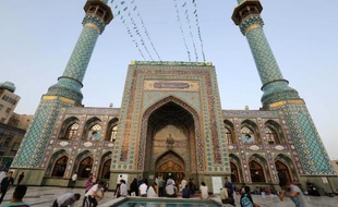 Des fidèles devant la mosquée Emamzadeh Saleh le 2 juillet 2014 à Téhéran