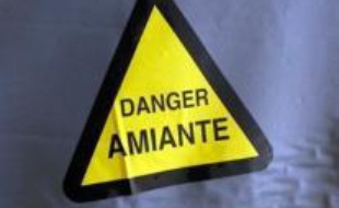 Un ancien médecin du travail d'une usine polluée à l'amiante a été mis en examen mardi à Paris pour son inaction présumée face aux risques sanitaires encourus par les salariés, "une première", selon une association de victimes.