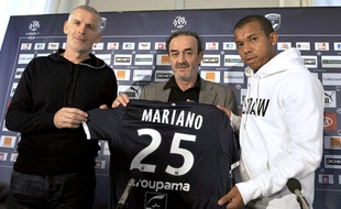 Francis Gillot et Jean-Louis Triaud, entraîneur et président de Bordeaux, accueille le Brésilien Mariano, unes des premières recrues du mercato, le 30 décembre 2011.