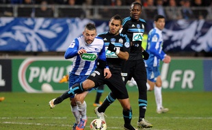 Samir Diri à la lutte avec Dimitri Payet lors du match entre Grenoble et l'OM le 4 janvier 2015.