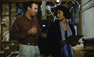 Kevin Costner et Whitney Houston dans le film«Bodyguard».