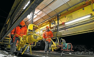 Le déboulonnage des rails nécessite l'intervention de techniciens.