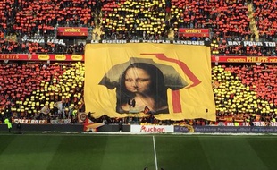 Mona Lisa en tifo géant dans les tribunes du stade Bollaert, à Lens.