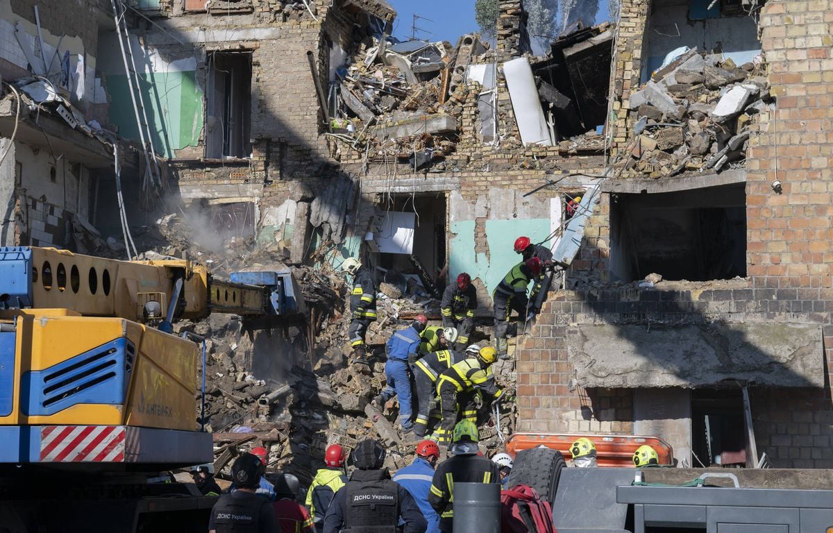 EN DIRECT Guerre en Ukraine : La capitale Kiev endeuillée, de nouvelles frappes russes dans la région de Dnipropetrovsk