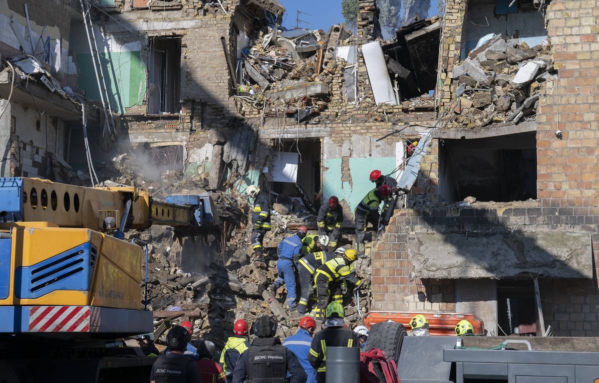 Guerre en Ukraine : Pluie de bombes meurtrières sur Kiev, les efforts pour la paix « menacés », dénonce Washington