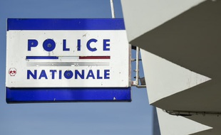 Devant un commissariat (illustration).