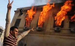 Des affrontements se sont poursuivis samedi au Caire pour la deuxième journée consécutive entre forces de l'ordre et manifestants hostiles au pouvoir militaire, le Premier ministre Kamal el-Ganzouri évoquant un risque de "contre-révolution".