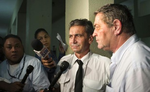 Les deux pilotes français Pascal Fauret (d) et Bruno Odos (2e d), s'adressent à la presse à la sortie du tribunal de Saint-Domingue le 14 août 2015