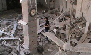 L'armée syrienne a poursuivi lundi le bombardement des quartiers rebelles de la ville syrienne de Homs (centre), où des médecins se voient forcés d'amputer des blessés en raison du manque d'aide médicale, selon des militants.