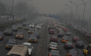 Un embouteillage sur une artère de Pékin lors d'un épisode de forte pollution atmosphérique, en février 2014