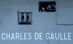 Des marins à bord du Charles de Gaulle où sévit une épidémie de coronavirus