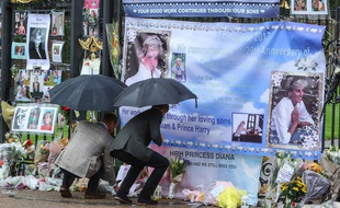 Les princes William et Harry rendent hommage à leur mère à Londres, le 30 août 2017.
