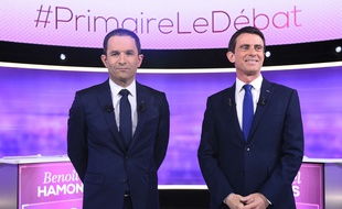 Benoît Hamon et Manuel Valls lors du débat avant le second tour de la primaire de la gauche, le 25 janvier 2017.