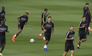 Hatem Ben Arfa au milieu de ses coéquipiers lors d'un entraînement du PSG, le 12 septembre 2016.