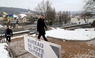 Le 8 février 2015 à Pont-de-Roide. Le candidat PS Frédéric Barbier à la législative partielle dans le Doubs arrive au bureau de vote.