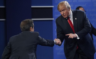 Donald Trump en 2016, sert la main de Chris Wallace.