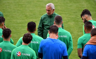 Le sélectionneur de l'Australie Bert van Marwijk, avec ses joueurs, à l'entraînement à Kazan le 15 juin 2018.