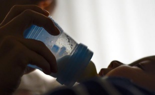 La loi interdit, en France, le bisphénol A dans les contenants alimentaires, dès 2013 pour ceux destinés aux bébés et depuis début 2015 pour les autres.