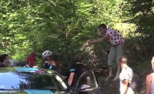 Capture d'écran de l'altercation entre la Sky et des spectateurs sur les routes du Tour, le 20 juillet 2013