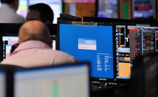La City de Londres a perdu près de 100.000 emplois dans le secteur financier depuis 2007 et va se retrouver cette année au plus bas depuis seize ans en raison de la crise dans la zone euro, selon une étude d'un cabinet britannique publiée mercredi.