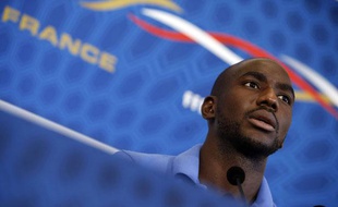 Le milieu de terrain de l'équipe de France Alou Diarra, lors d'un point presse à Donetsk le 9 juin 2012.