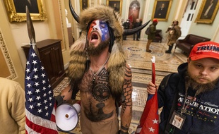 Ce partisan de Donald Trump fait partie des émeutiers qui ont envahi le Capitole mercredi.