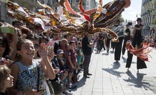Des danseurs participent au 10e défilé de la Biennale de la danse, considéré comme la plus grande parade chorégraphiée d'Europe, à Lyon le 14 septembre 2014