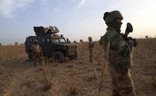 Un soldat de l'armée française patrouille dans le cadre de l'opération Barkhane, dans le nord du Burkina Faso. Ici le 9 novembre 2019.
