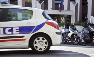 Le gouvernement tire les conséquences des récents arrêts de la Cour de cassation stipulant que le séjour irrégulier d'un étranger ne peut plus suffire à son placement en garde à vue avec deux circulaires, de la Chancellerie et de l'Intérieur consultées mardi par l'AFP.