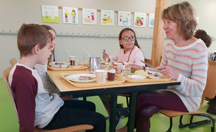 Des séniors déjeunent avec les enfants de l'école maternelle Les alouettes, à Marquette.