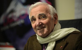 Charles Aznavour a rassuré sur son état de santé, en apparaissant en grande forme lors d'un concert dimanche soir à Los Angeles, en expliquant l'annulation de ses représentations prévues la semaine prochaine à New York par la malhonnêteté d'un producteur.